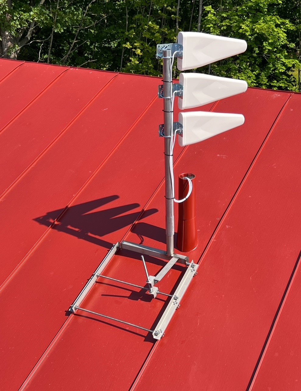 Antennfäste för bandat plåttak